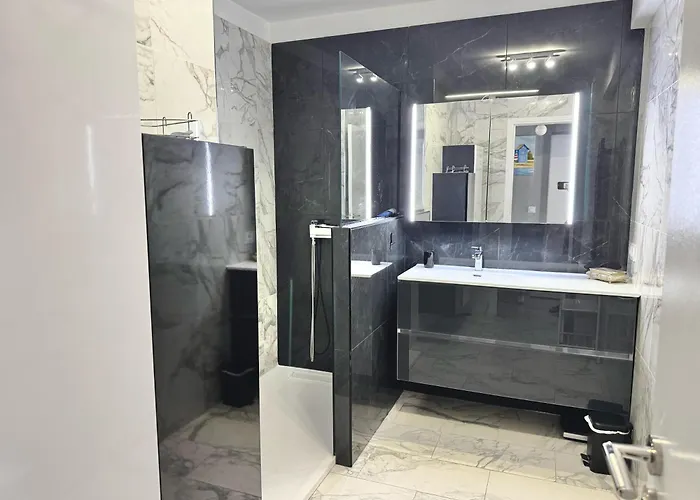 Beau 3 Pieces, Vue Mer, 100m Du Casino Et Des Plages, Double Exposition Avec Terrasses Ментона